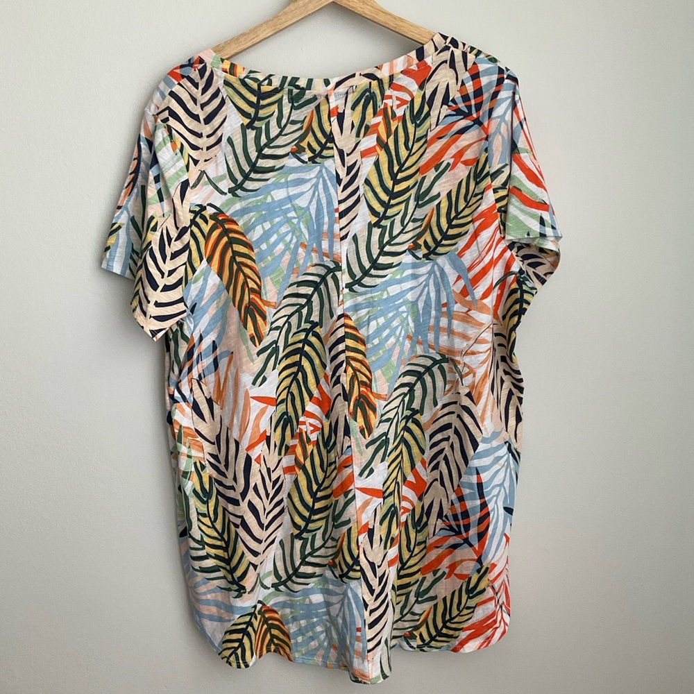 Tahari 1X V-Neck Tee with Tropical Leaf Print in Multicolor - Picture 4 of 9